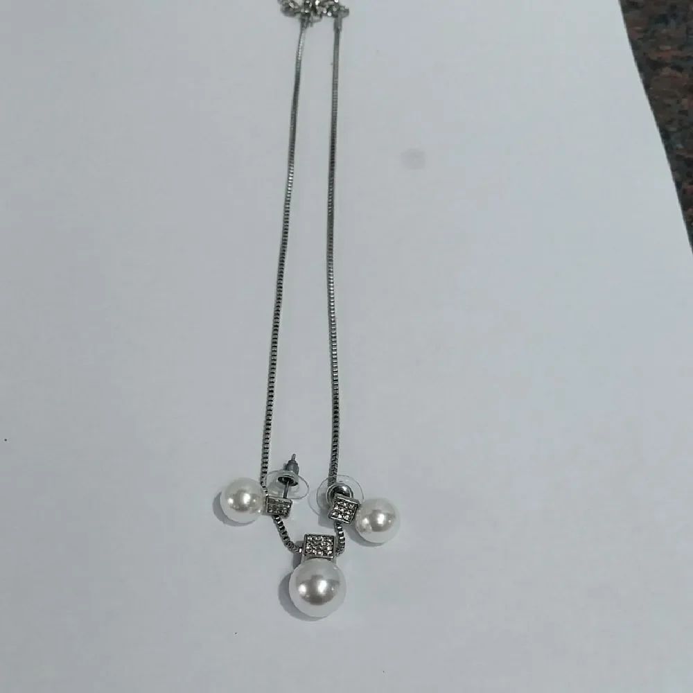 Elegant Silver Pearl And Faux Diamond  Necklace With Matching Earrings...EUC